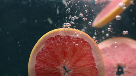 Grapefruit-Unter-Wasser-Mit-Luftblasen-Und-In-Zeitlupe.-Frischer-Und-Saftiger-Gesunder-Vegetarier